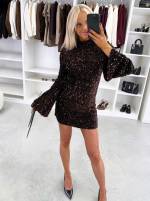 Melns Kleita Ar Maigi Mirdzošām Fliterēm