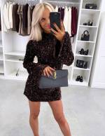 Melns Kleita Ar Maigi Mirdzošām Fliterēm