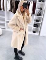 Melns Viegls Un Maigs Mētelis Ar Spiedpogām