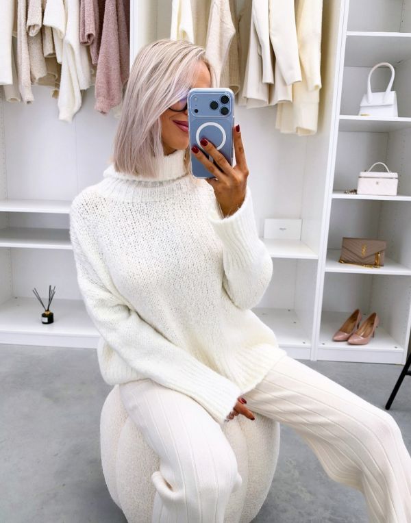 White High-neck Knit