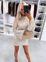 Melns Kleita Ar Maigi Mirdzošām Fliterēm