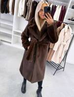 Brūns Grezns Ziemas Mētelis Ar Sasienamu Jostu Priekšpusē