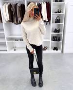 Jasny Beż Miękki Dzianinowy Sweter Z Wysokim Dekoltem