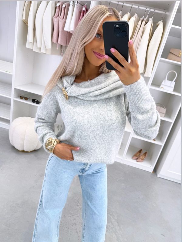 Серый Мягкий свитер с золотистой отделкой