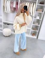 Gaiši Bēša Oversize Adījums Ar Augstu Apkakli