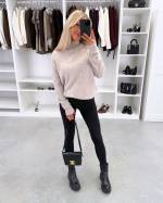 Jasny Beż Miękki Dzianinowy Sweter Z Wysokim Dekoltem