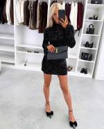 Melns Kleita Ar Maigi Mirdzošām Fliterēm